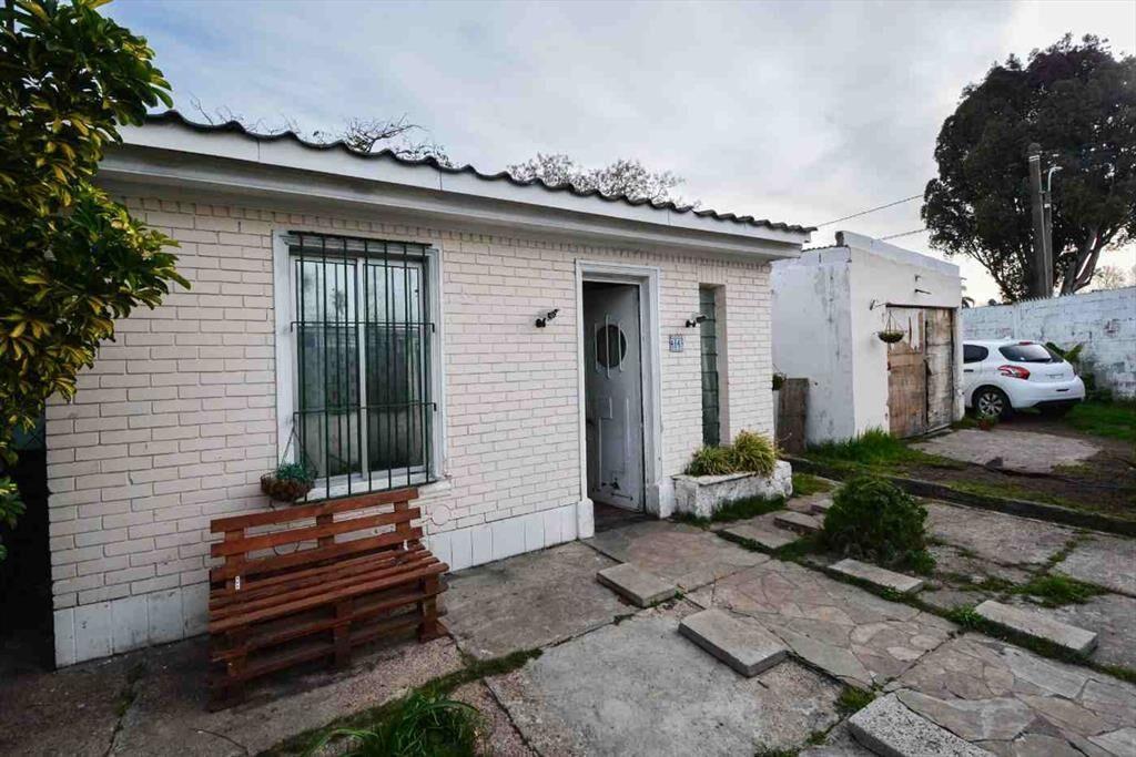 Venta casa dos dormitorios Peñarol garaje y fondo