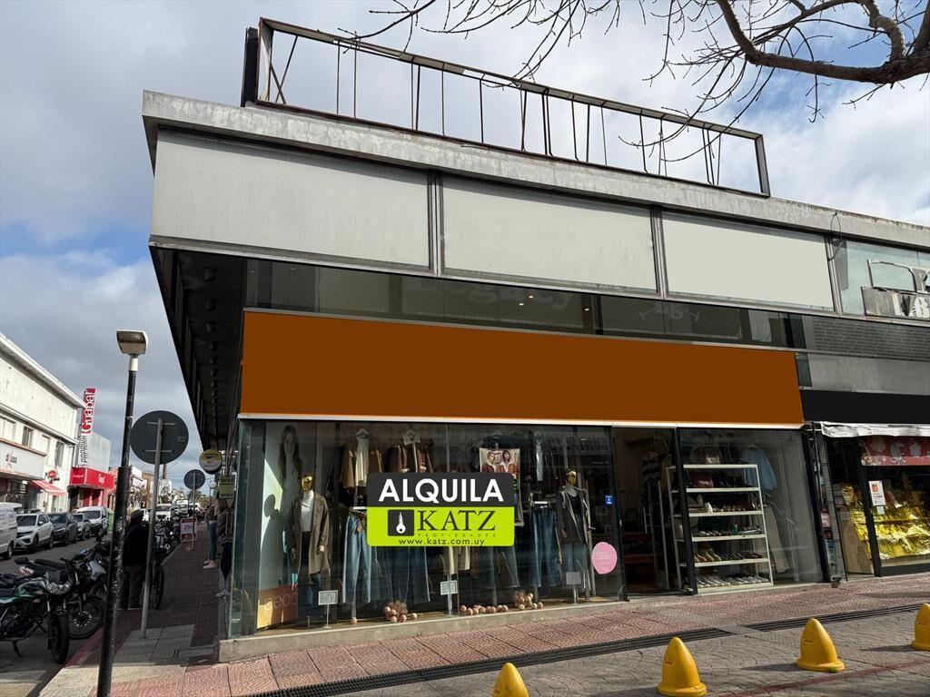 Gran esquina en Peatonal Sarandí e Ituzaingo. Frente 6 metr