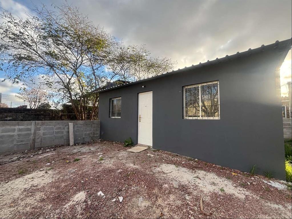 Casa en alquiler en Colón. Dos dormit, patio y lugar para c