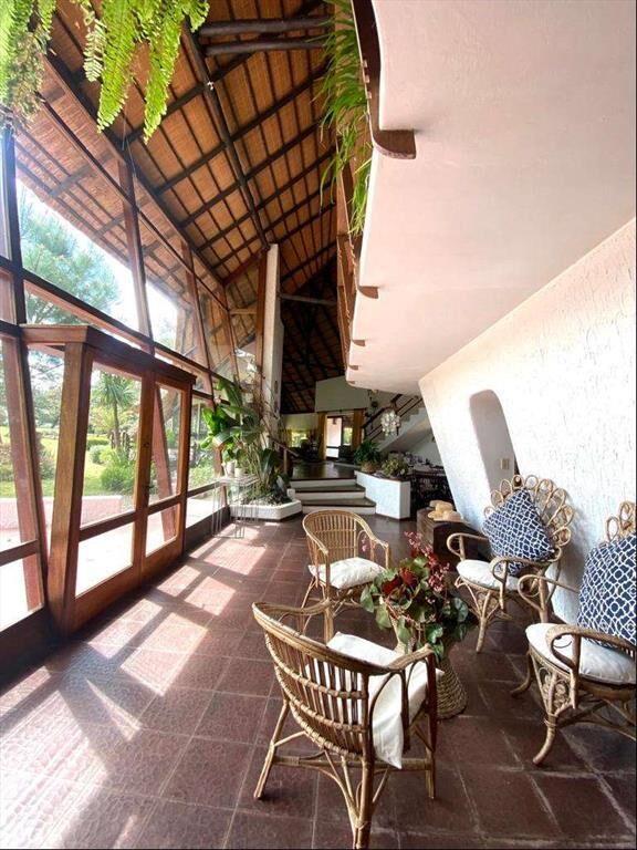 Alquiler Casa de 4 dormitorios + servicio con 3000m2 de par
