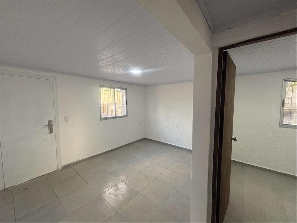 Casa en alquiler en Colón. Dos dormit, patio y lugar para c