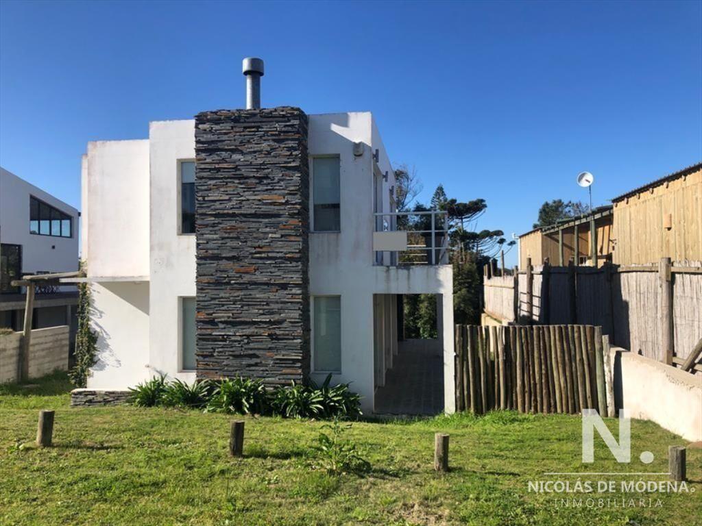 Casa estilo minimalista en Altos de Punta Piedras