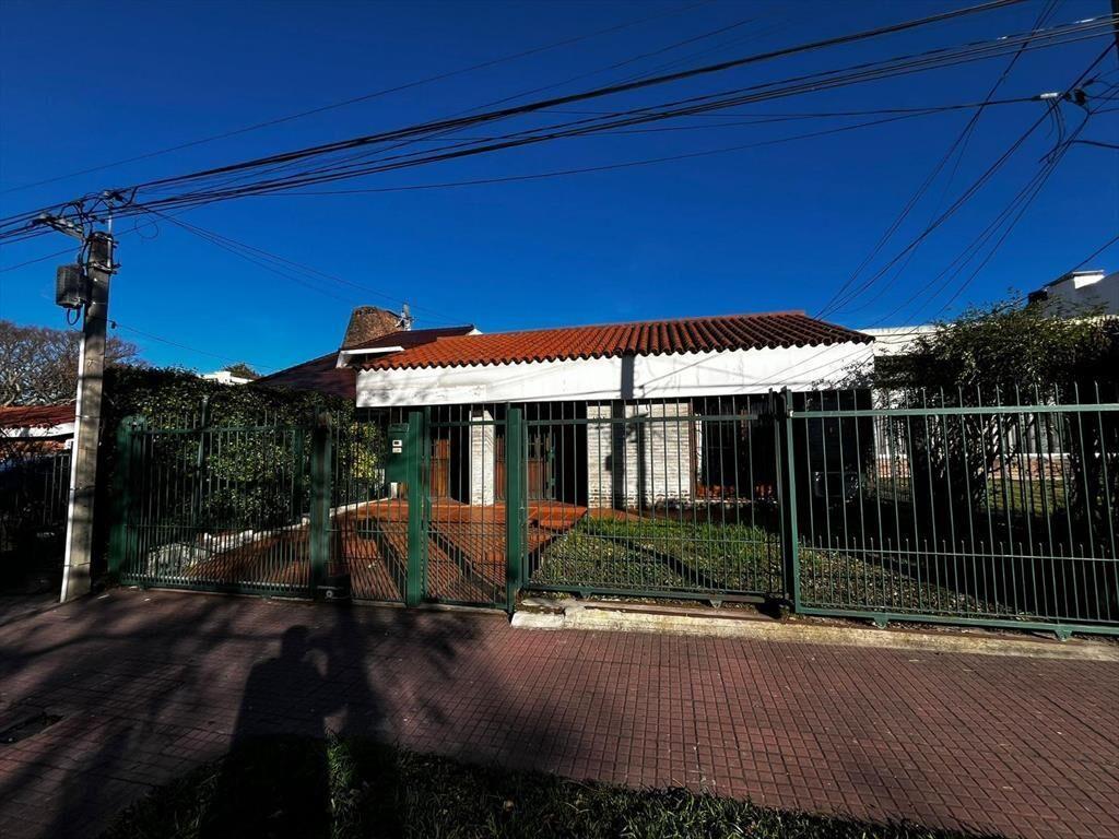 Ciudad de Guayaquil esq Caramuru 4 dorm. 300 m2, piscina y