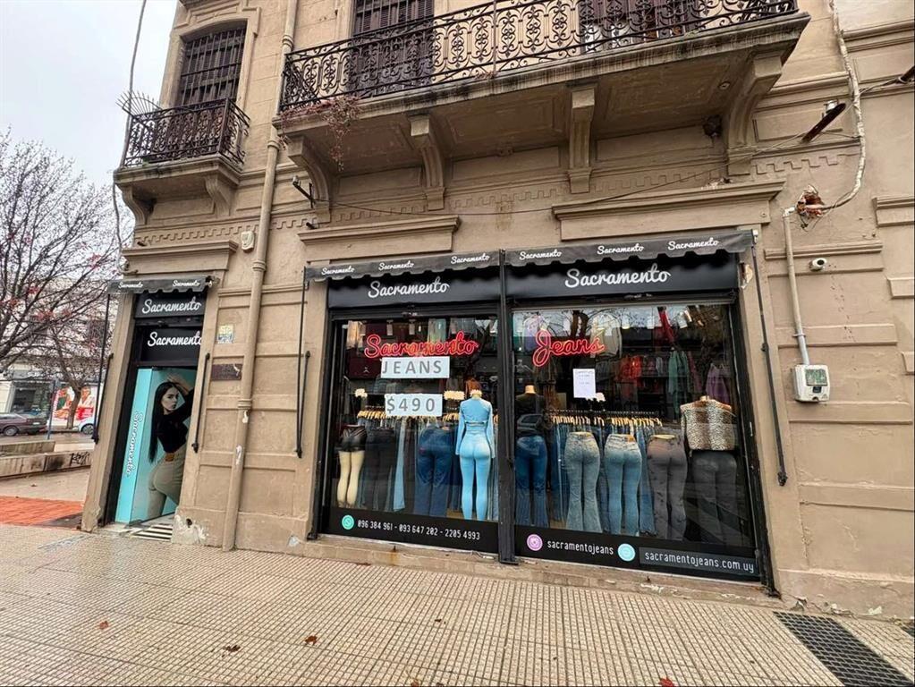 Excelente local comercial de 200 m² + entrepisos | Salida a