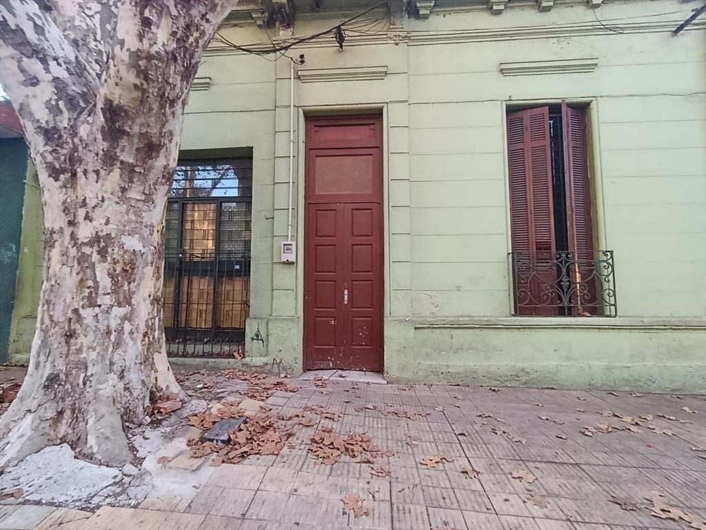 Casa a pasos de 8 de octubre y con servicios cercanos y loc