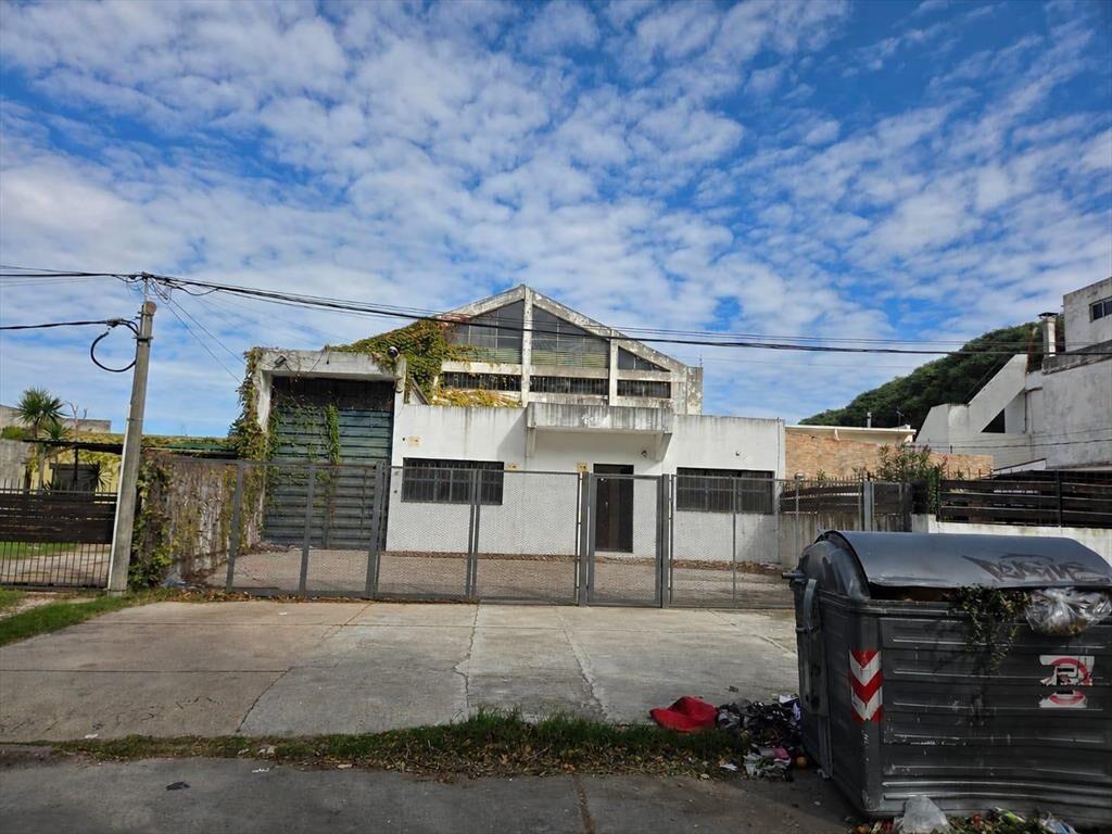 Proximo  Bv Batlle y Ordoñez y Varela, 511 m2 edificados, t