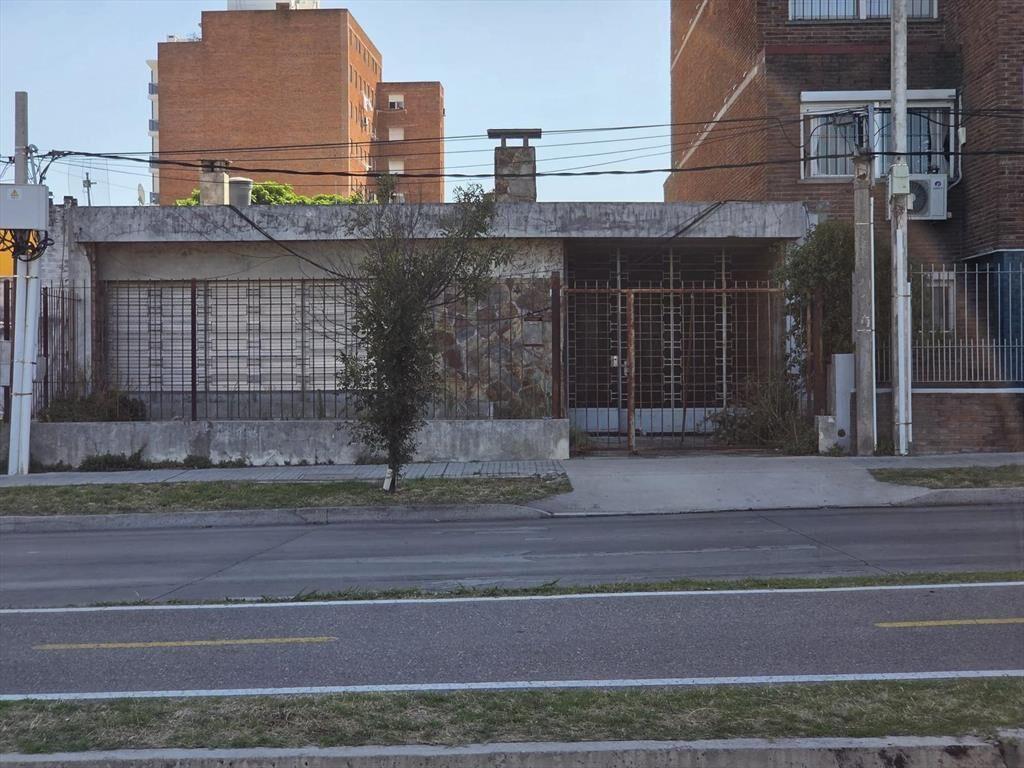 Luis Alberto de Herrera proximo Av Italia, 10 mts de frente