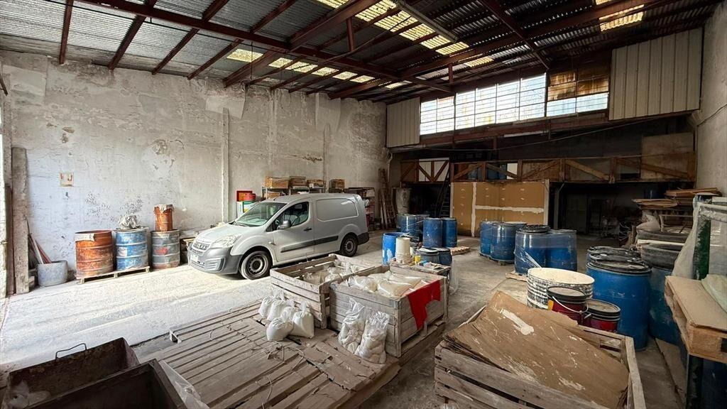 Proximo Gral Flores y Propios, deposito   Oficinas, 330 m2,