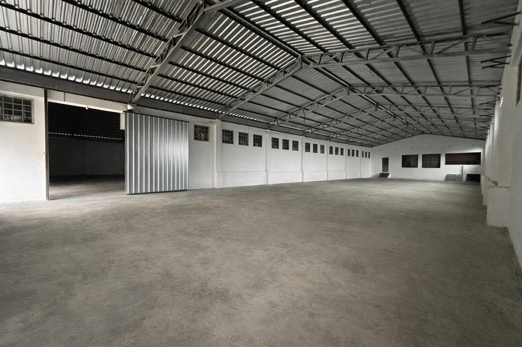 Proximo Garzón y San Quintin, Galpón de 1700m2, vigilancia