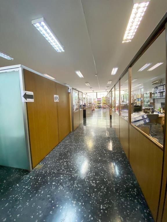 Venta local de 12 oficinas sobre Av. Agraciada en Bella Vis