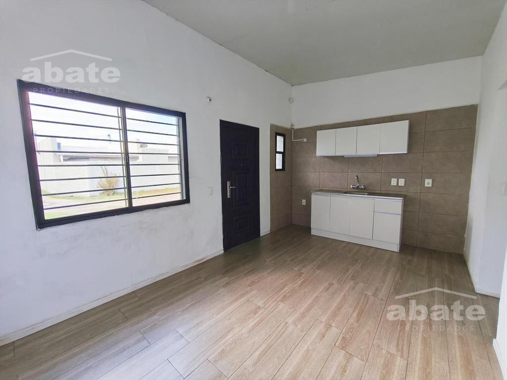 Casa en Alquiler de 1 dormitorio en Solymar. Cochera y Parr