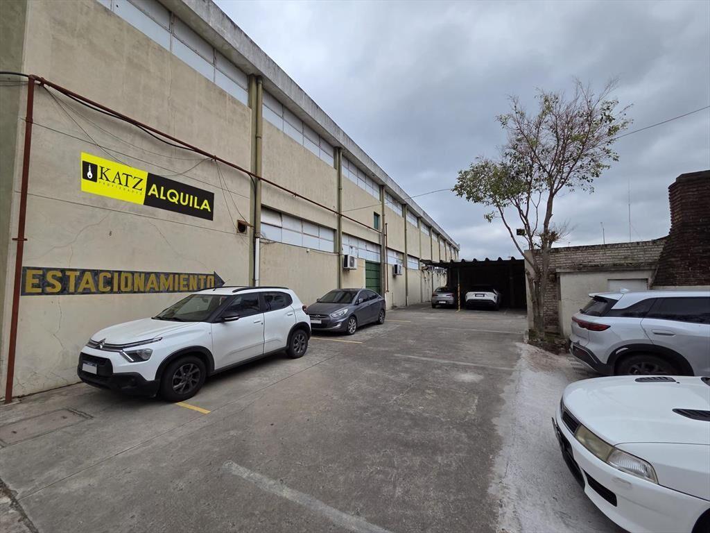 Gral Flores y Carreras Nacionales, 1300 m2 , estacionamient
