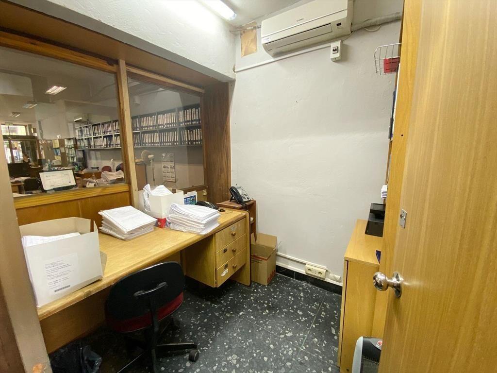 Venta local de 12 oficinas sobre Av. Agraciada en Bella Vis