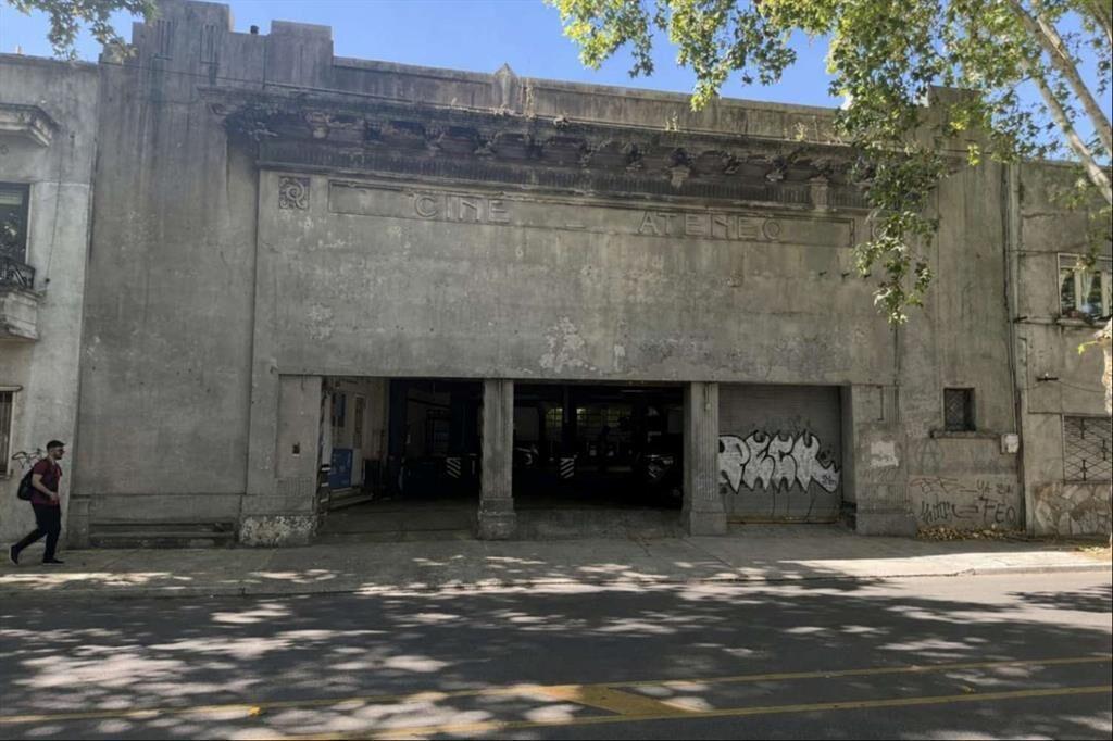ALQUILER Local Comercial 950m2 sobre Av. Garibaldi en Goes