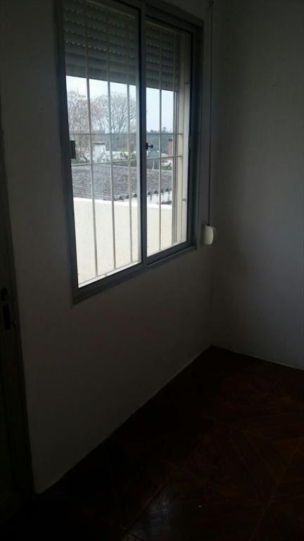 Apartamento- casa al fondo de 4 dormitorios, Sayago