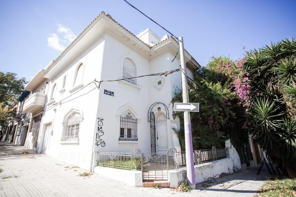 Casa en venta c/ cochera en Parque Rodó