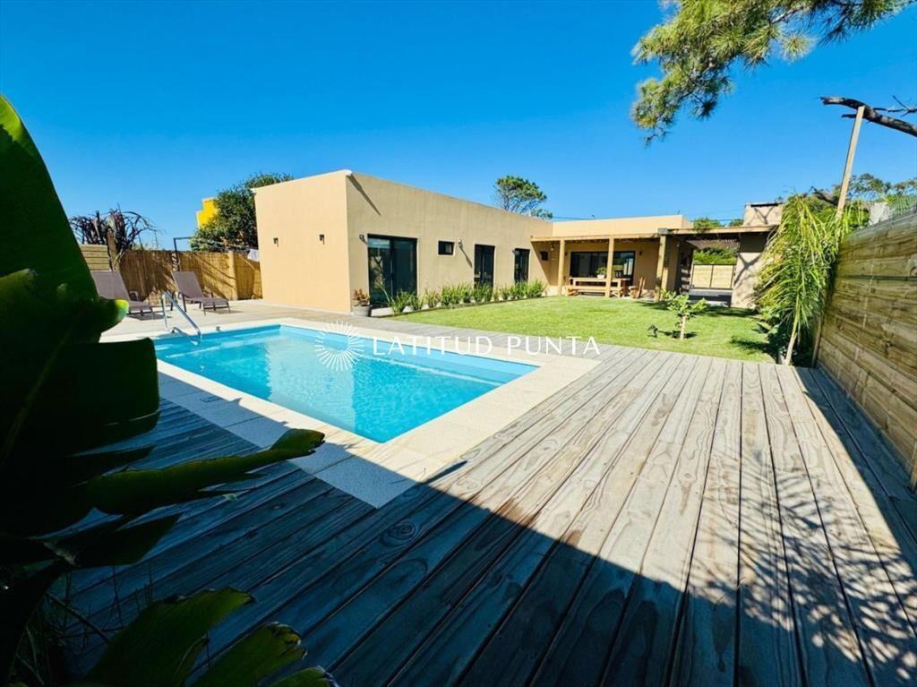 Moderna casa de 3 dormitorios en Balneario Buenos