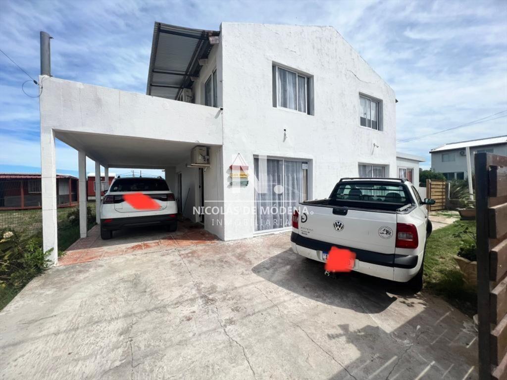 En venta casa de 2 plantas a metros del mar, de 3