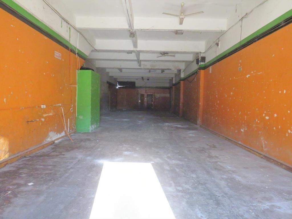 Venta de cuatro locales con renta y tres apartamentos.