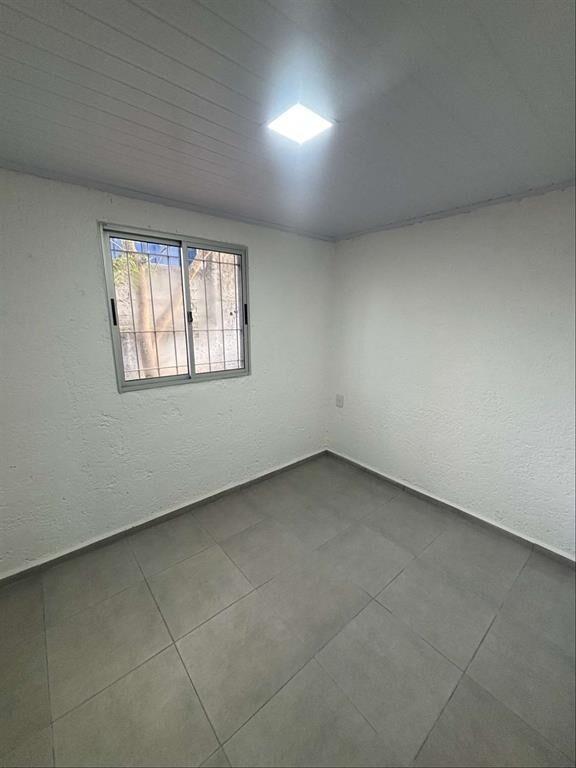Casa en alquiler en Colón. Dos dormit, patio y lugar para c
