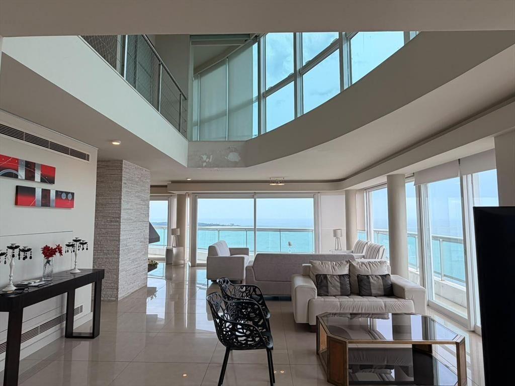 Alquiler temporal Penthouse con piscina en Playa Mansa