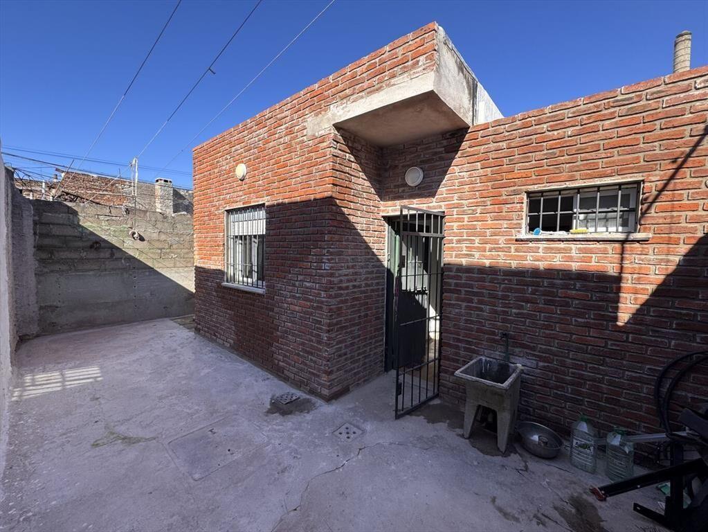 Excelente casa, solida construccion, my buenas comodiades.