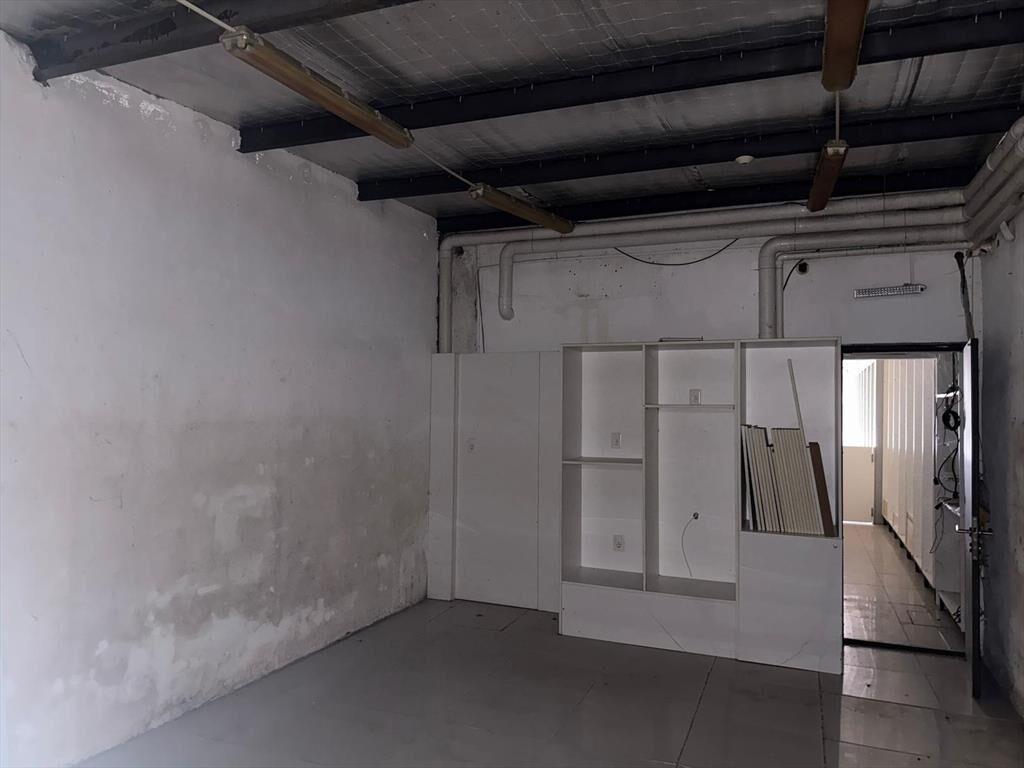 18 de julio entre Maldonado y Sarandi, 105 m2 , 3 mts de fr