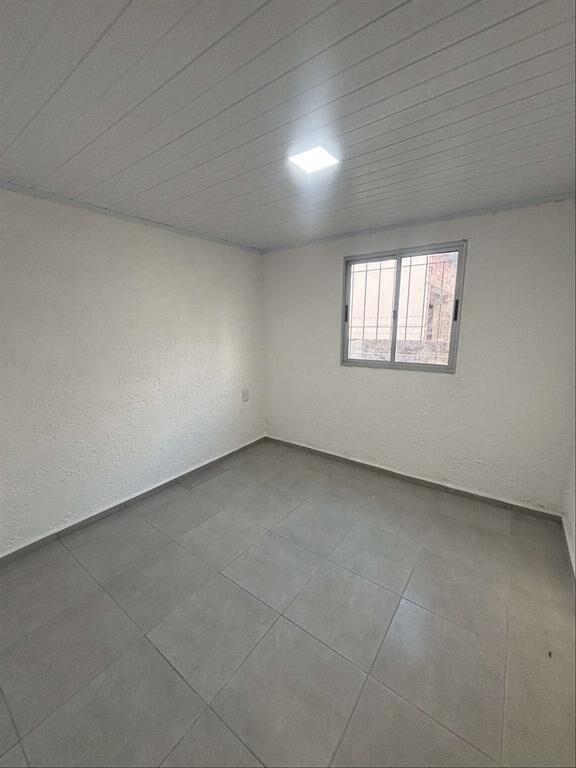 Casa en alquiler en Colón. Dos dormit, patio y lugar para c
