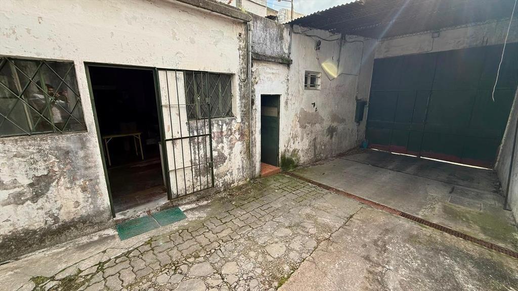 Proximo Gral Flores y Propios, deposito   Oficinas, 330 m2,
