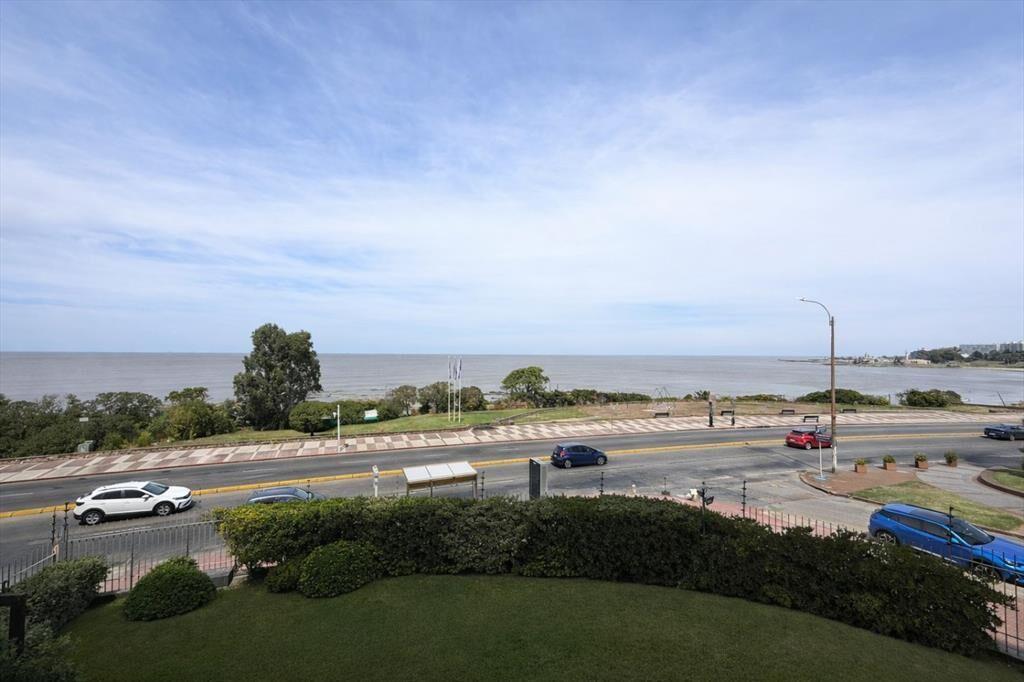 Venta apartamento 4 dormitorios 3 baños y 2 garajes frent...