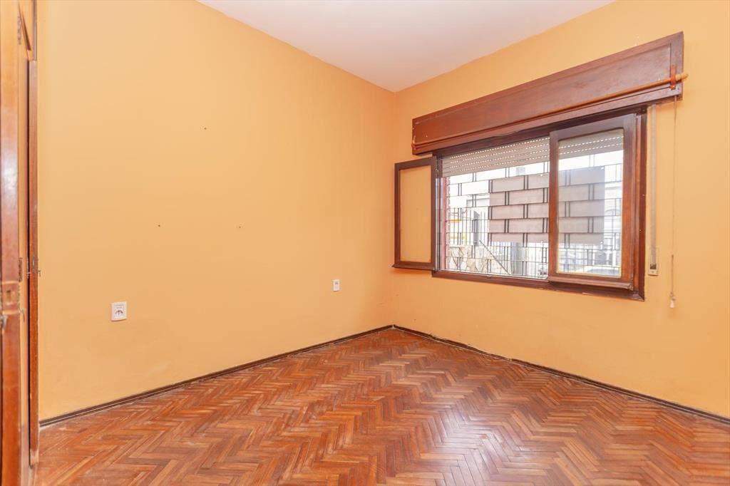 Casa en Esquina en Nuevo París : 2 Dormitorios, Cochera c/P