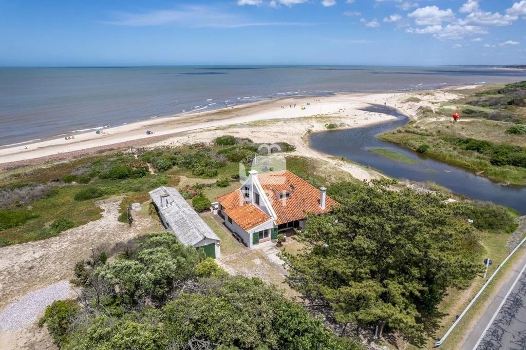 Casa en primera lÃ­nea al mar - Ref : PBI1129