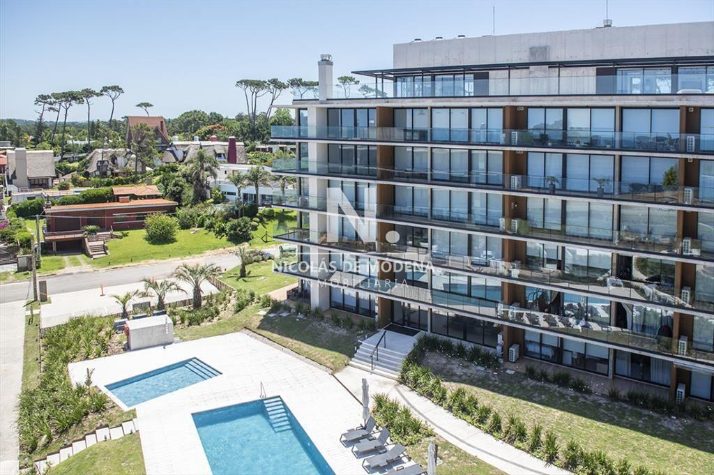 Alquiler en Primera Línea en Pinares: Exclusivo Apartament