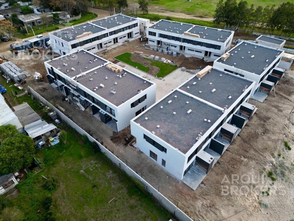 Venta casa tres dormitorios en Parque Miramar - 01B