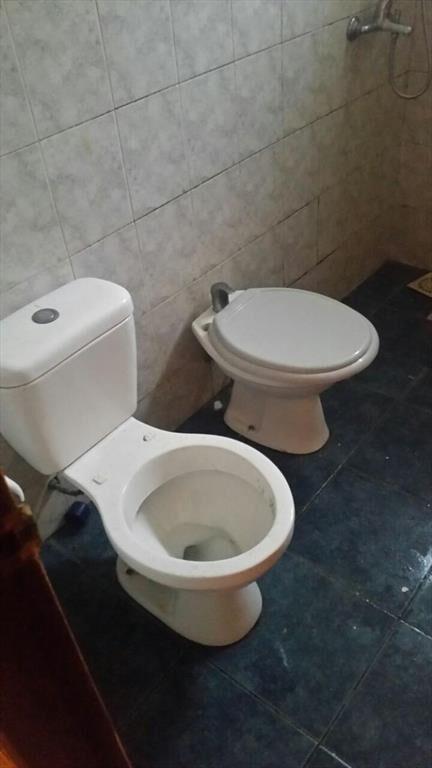Apartamento- casa al fondo de 4 dormitorios, Sayago