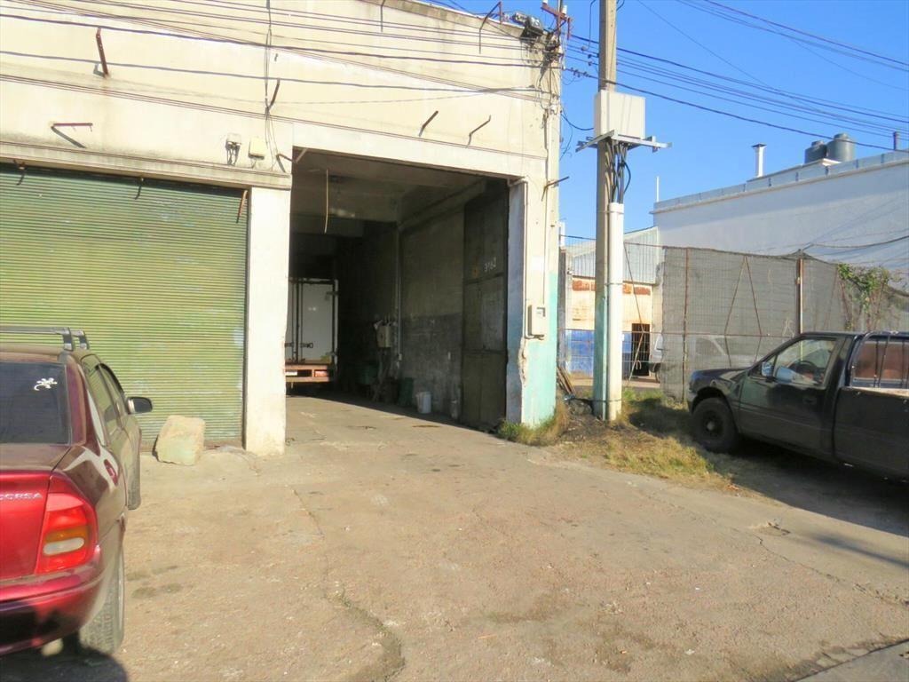 Venta de cuatro locales con renta y tres apartamentos.
