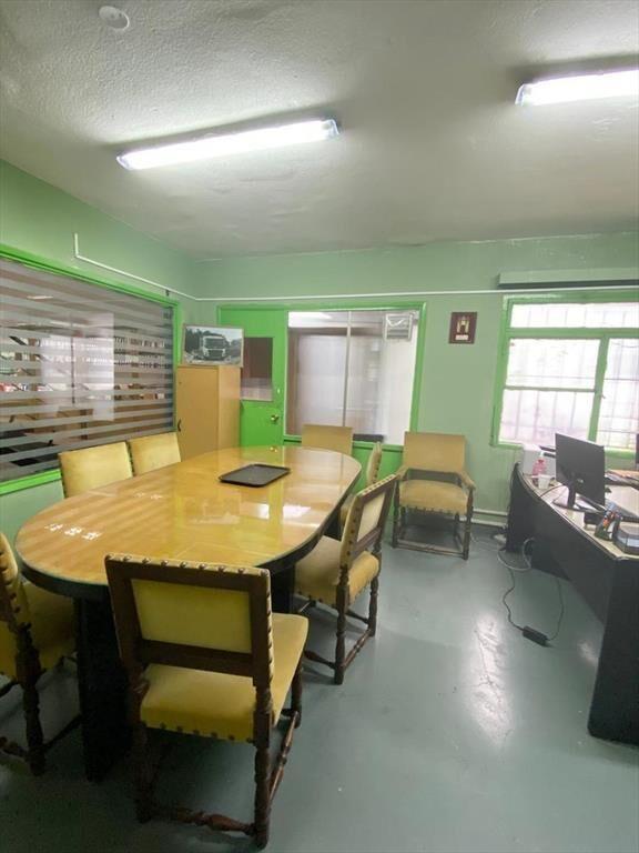 Venta local de 12 oficinas sobre Av. Agraciada en Bella Vis
