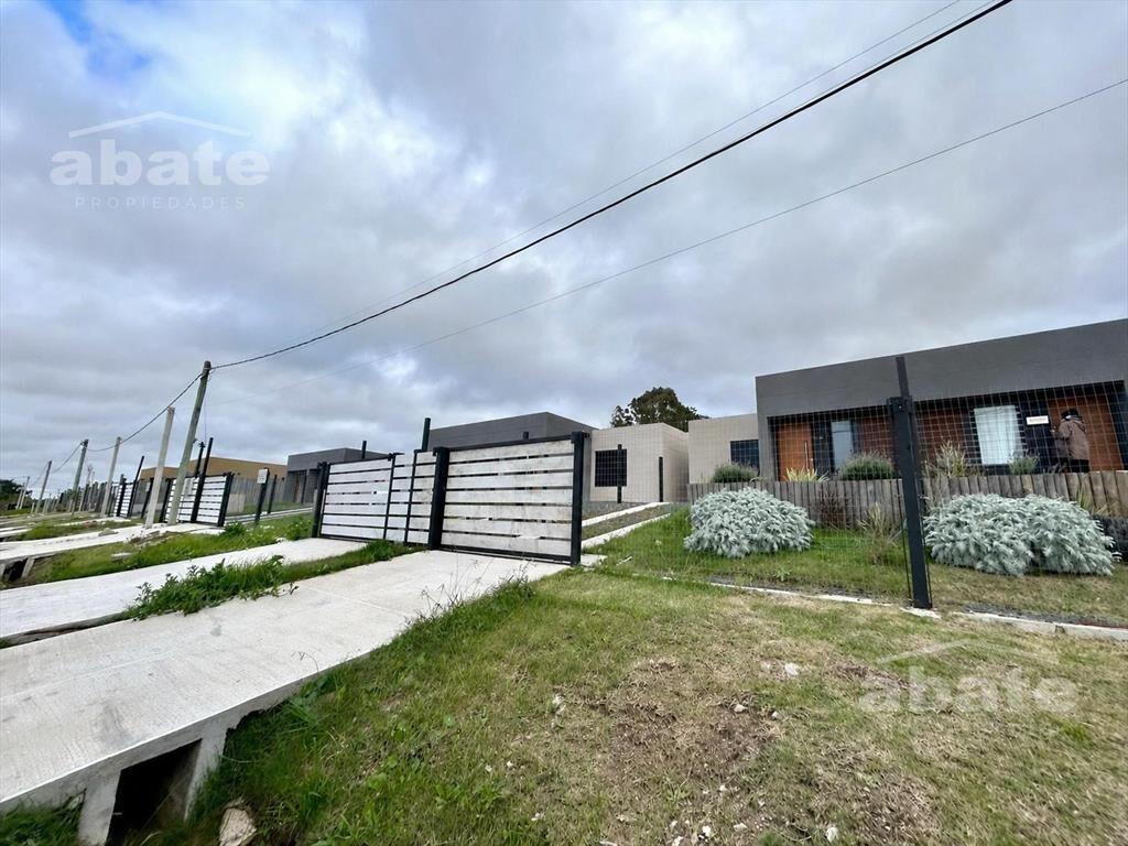 Venta casa de 3 dormitorios, dos baños a estrenar en Lagoma