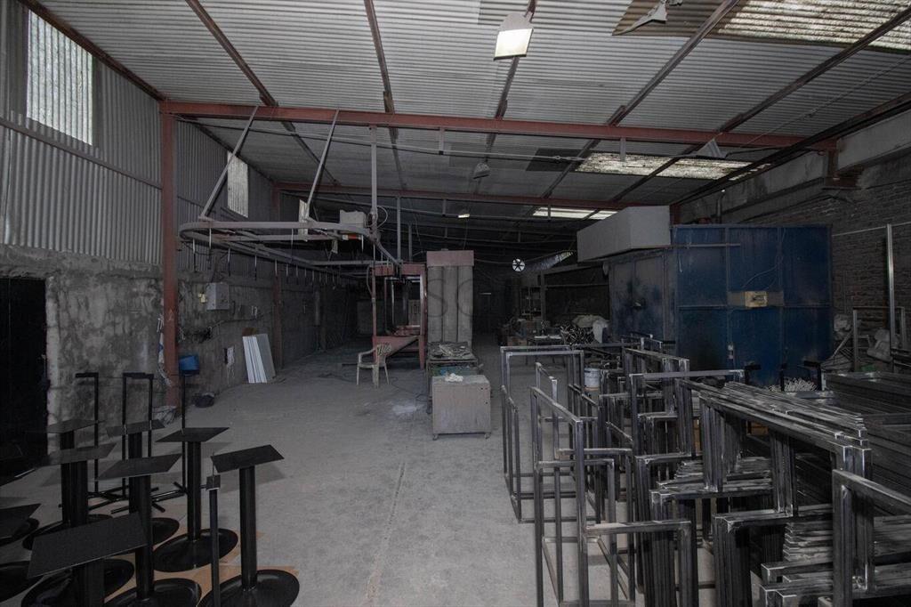 Venta Dos Galpones y dos casas en un padrón