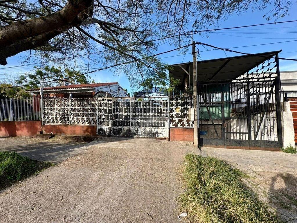 Venta galpón co apartamentos, Cerro.