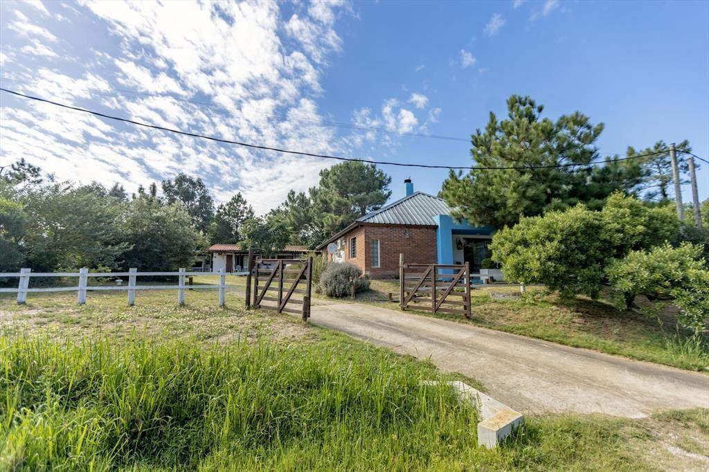 Venta de Casa con amplio terreno mas 2 cabañas a 1 cuadra d