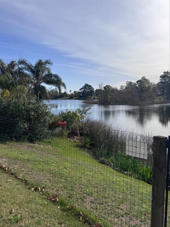 Parque Miramar. Una casa sobre el lago, en un terreno excep