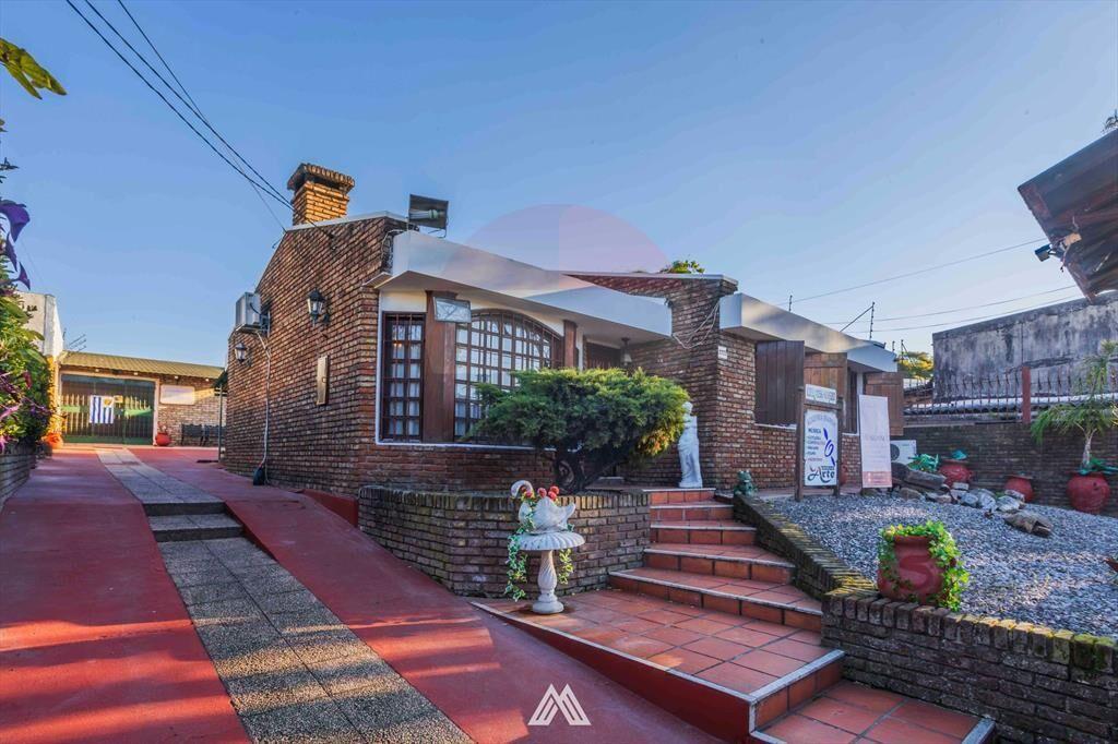 Venta 2 casas en Maroñas con cochera y gran salón