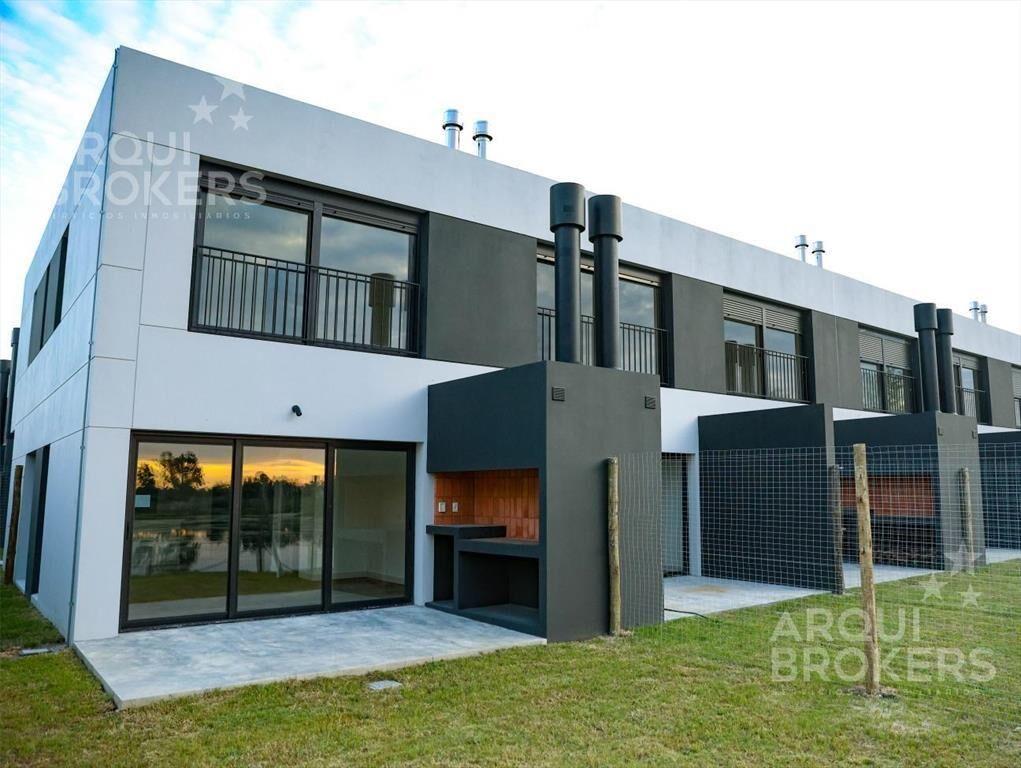 Venta casa tres dormitorios en Parque Miramar - 01B