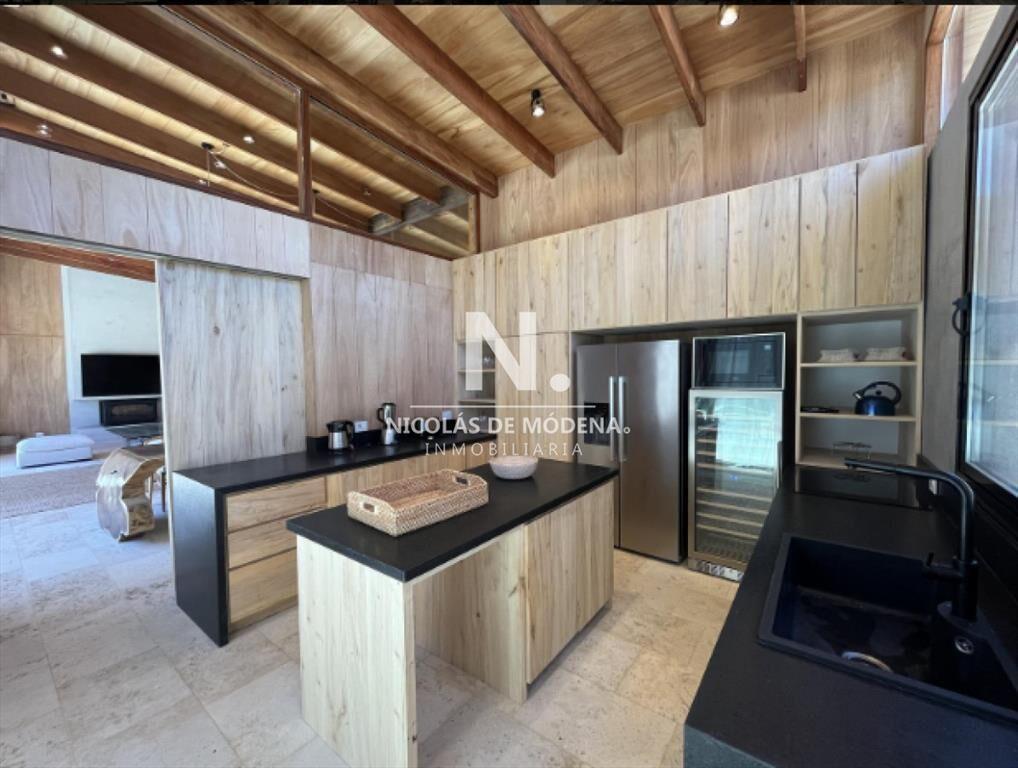 Vende casa de 5 dormitorios en Laguna Escondida.