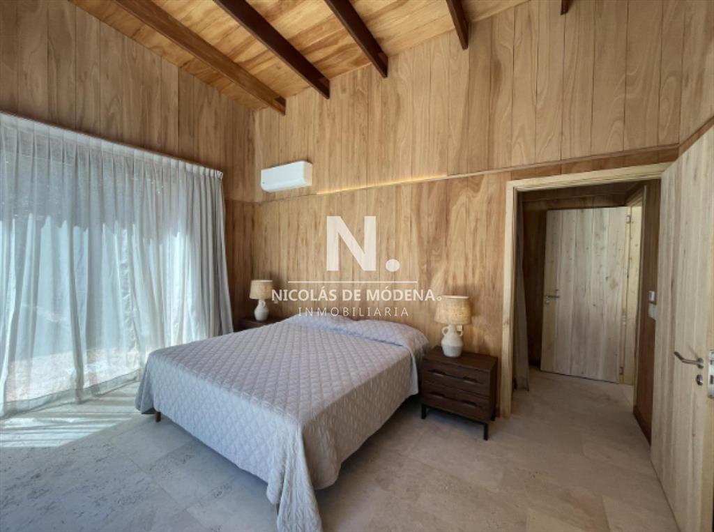 Vende casa de 5 dormitorios en Laguna Escondida.