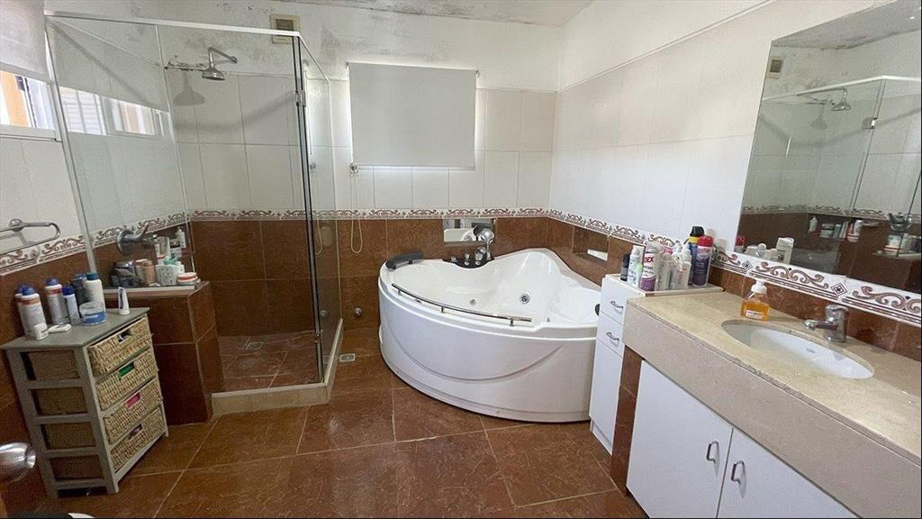 Casa en venta de 4 dormitorios en playa mansa con piscina,