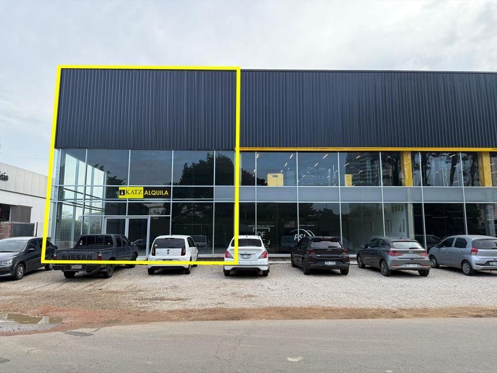 Alquiler local comercial esquinero de 234 m². Doble altura