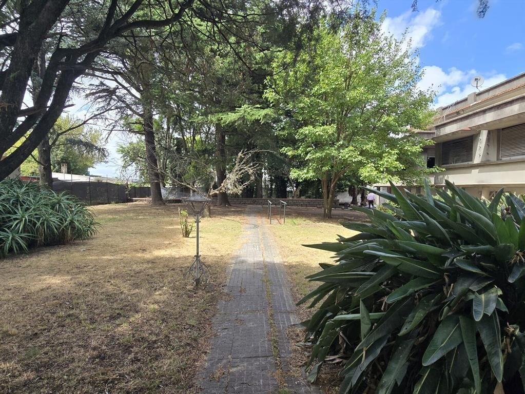 Gran Casona con excelente terreno sobre Av. Garzon, próx Sh