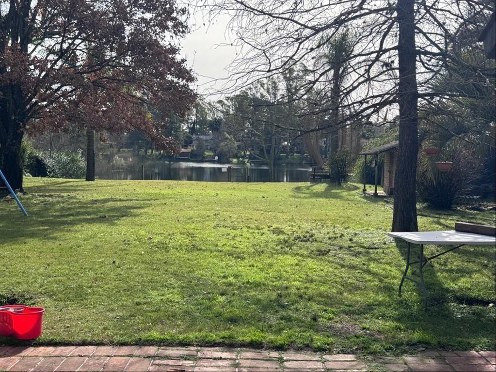 Parque Miramar. Una casa sobre el lago, en un terreno excep